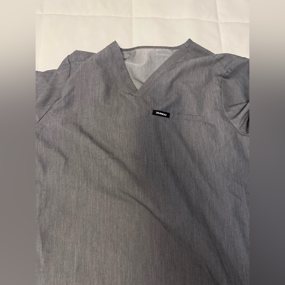 Jannuu Men’s gray jogger scrub set. Size XL